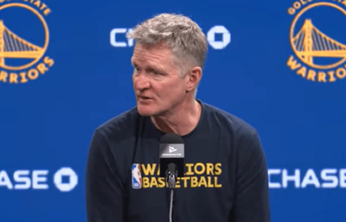 面对防守密集的对手教练应如何调整进攻策略？(图1)