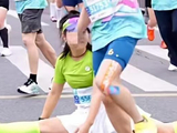 马拉松劈叉女事件惹公愤，摆拍险绊倒跑友引发踩踏，为何屡禁不止