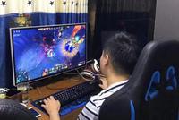 丁俊晖现身西安网吧玩Dota2 到敌方基地虐泉