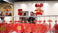 春节将至年味浓 春联福字热销