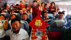 空姐给乘客拜年送“福”