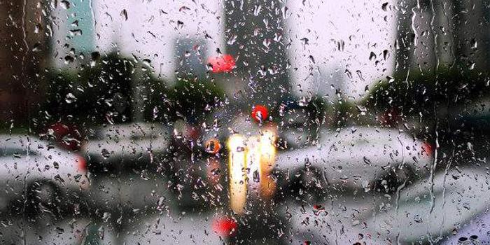 大雨,21℃~26℃,相对湿度80%~96%,吹轻微的偏南风;明天阴天,有雷阵雨