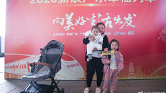 可爱！五岁小女孩过年最想回家吃糖