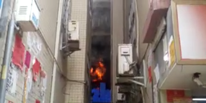 深圳一出租房改装成仓库着火 货物基本被烧光