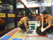 穗地铁检修工13年回家过年2次 凌晨是工作的开始