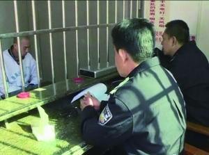 犯罪嫌疑人接受讯问。