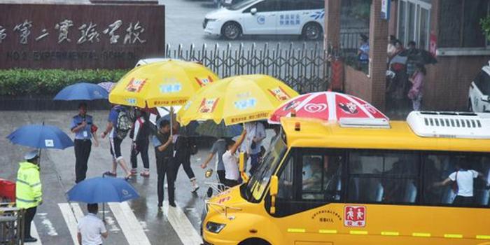 台风艾云尼为广东多地带来暴雨 各部门联动护