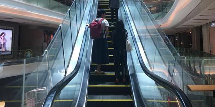 广州商场电梯服务槽点盘点:夹人、异味很难