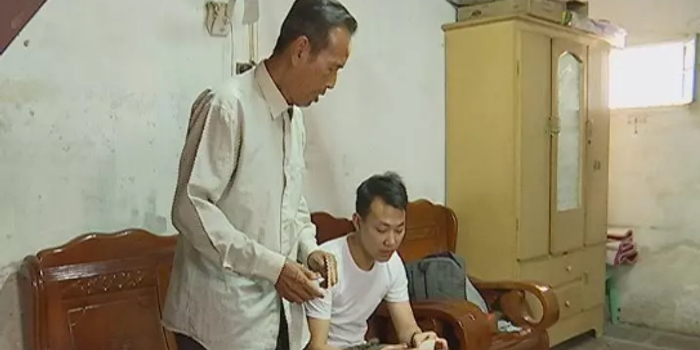 24年没户口 揭阳一青年坐高铁扫码支付都是奢