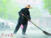东莞石龙风雨中的感动风景 环卫工人在暴雨中工作