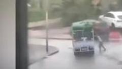视频:台风天鸽下男子想撑住货车 不幸车被吹翻人被压遇难
