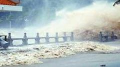 台风天鸽登陆点救援直击:蛙人潜车库装甲车上桥救人
