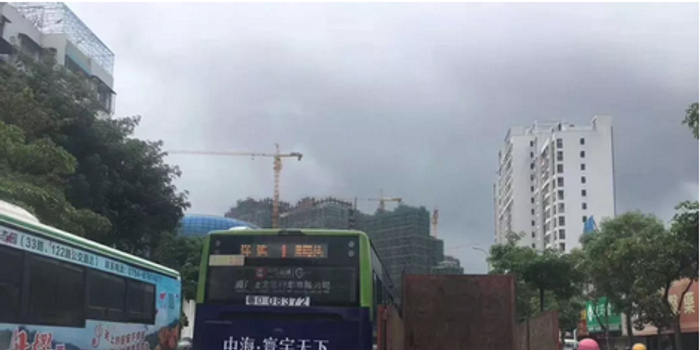 汕头一公交车贪图一时方便 跨越双实线逆向行驶