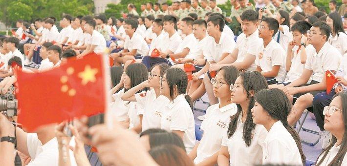 500余名港澳青少年走进军营