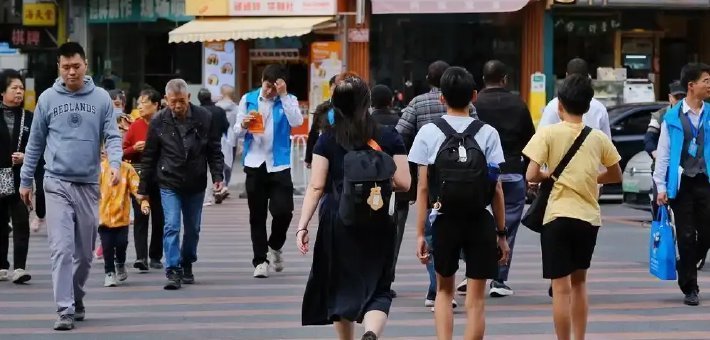 羊城冬日繁花盛 短袖羽绒同框