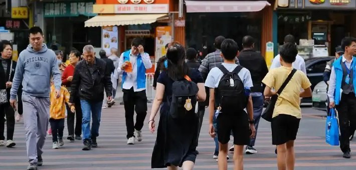 羊城冬日繁花盛 短袖羽绒同框