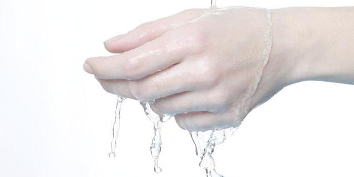 过度洗手会打破皮肤油脂平衡 使得手掌变得粗糙