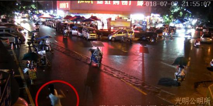 深圳一男子挥拳猛揍摊主:他说了句傻逼故意羞