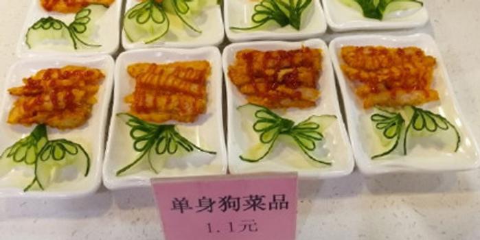 24 11:30:49 综合 摘要:福建江夏学院食堂推出了"单身狗菜品",仅需1.