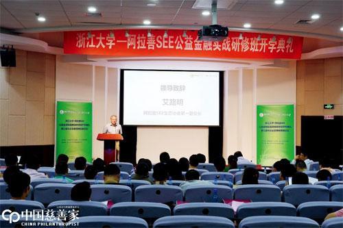 近两年,艾路明以阿拉善SEE协会第一副会长的身份将百分之八十的时间都投入到了阿拉善的公益活动中。