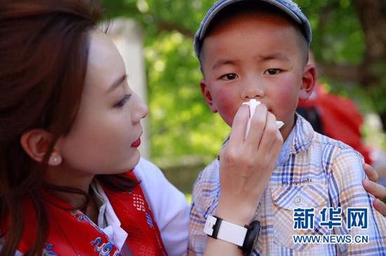 陈数和马尔康当地的小学生在一起