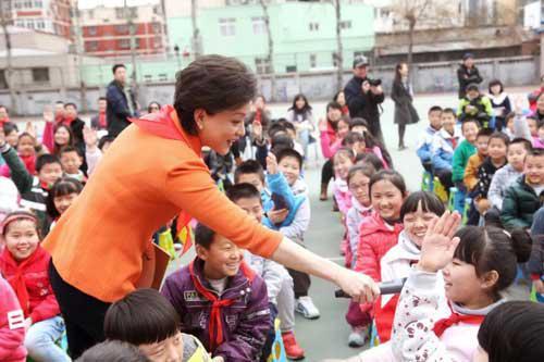 2013年4月10日,阳光艺术教室启动仪式上,杨澜与孩子们互动。