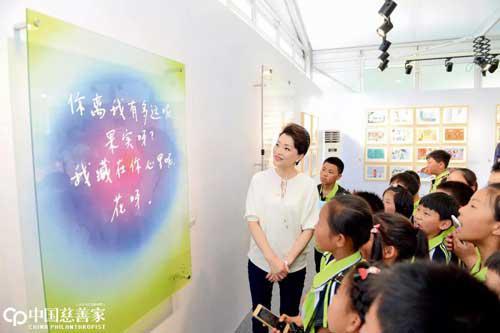 2017年第12届艺术北京博览会上,杨澜现身由阳光未来艺术教育基金会主办的大型艺术教育公益倡导活动“爱是什么”主题作品展。