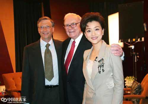 从“巴比晚宴”始,杨澜以其擅长的国际沟通、整合能力,聚合中外优势慈善资源,通过影响有影响力的人,持续推动中国慈善文化的发展,成为“中国慈善文化的推手”。图为2010年9月30日,杨澜与比尔·盖茨(左)、沃伦·巴菲特(中)合影