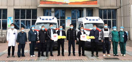 图:救护车相继运抵受赠医院