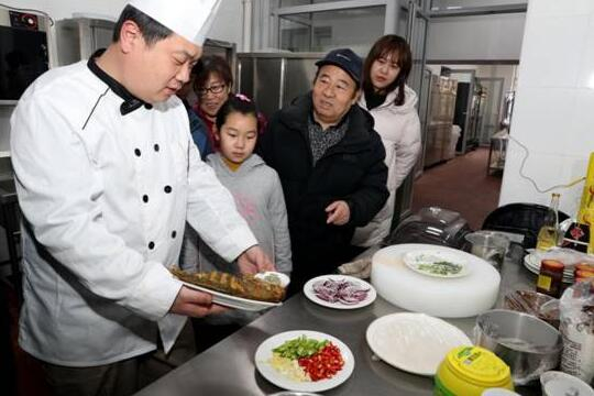 京城老字号推出特色年夜饭,吸引市民目光。