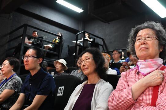 诗歌爱好者聚精会神地聆听诗歌朗诵。