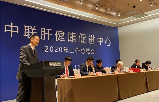 中联肝健康促进中心副主任沈瀛生汇报工作