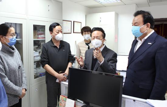 陈昌智副委员长先后看望慰问“思源工程”办公室、财务部、项目部各部、宣传部、对外联络部、互联网事业部,以及帮帮公益、中国电商扶贫联盟等工作人员,并亲切交谈。