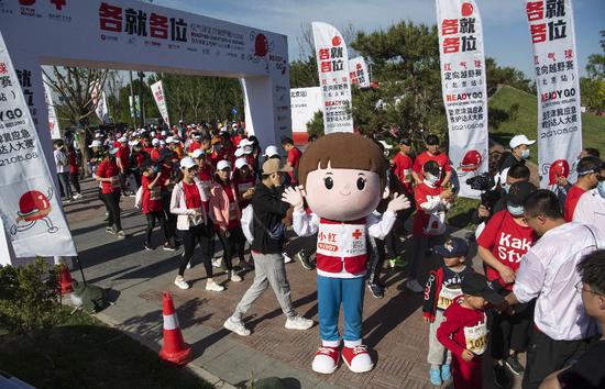 参赛队伍从起点出发,中国红十字基金会“小红”形象在此次活动中正式亮相 摄影:陶冉