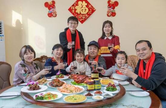 京城老字号推出特色年夜饭,吸引市民目光。