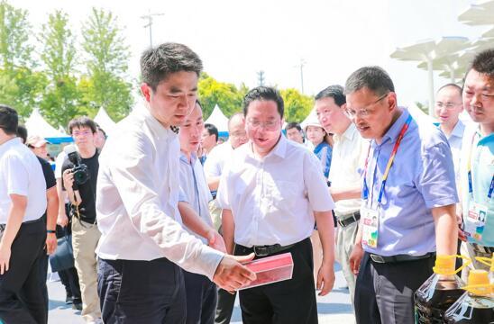 十堰主题周启动仪式现场,各级领导巡展