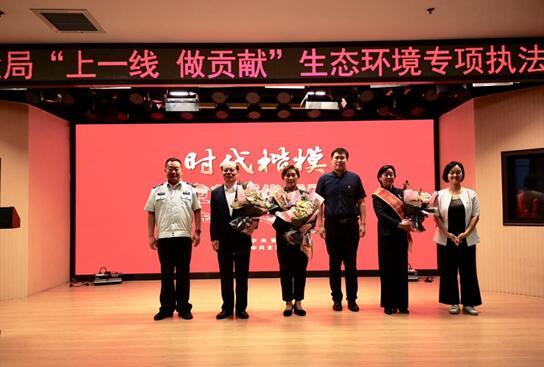 北京榜样宣讲团“环保奶奶”贺玉凤(右二)、“小巷管家”金大钧(左二)、“解忧书记”殷金凤(左三)走基层,为房山“环保卫士”加油鼓劲。(图文/刘海军)
