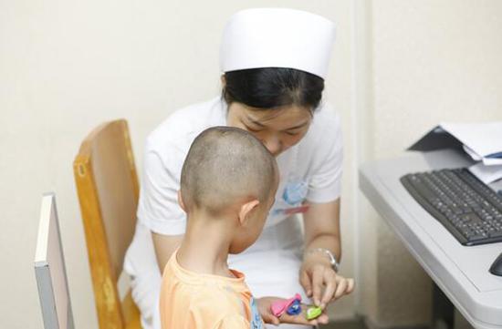 医院医师通过专业仪器对每个孩子的发音水平做出评估