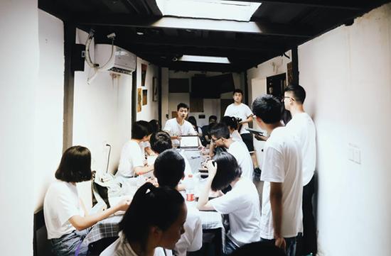 17日晚,学生们挤在旅店讨论创业方案