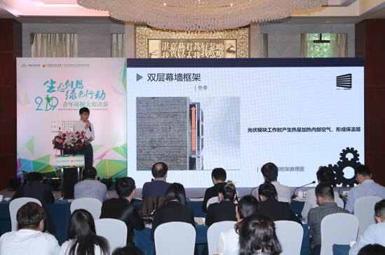 获得冠军的天津大学团队在展示他们的项目:光立方——选择性聚光光伏系统。