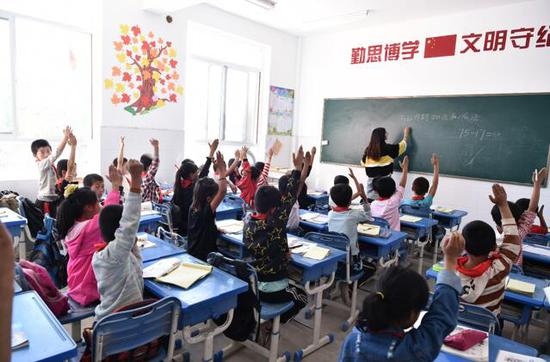 孩子们在崭新的校舍中上课