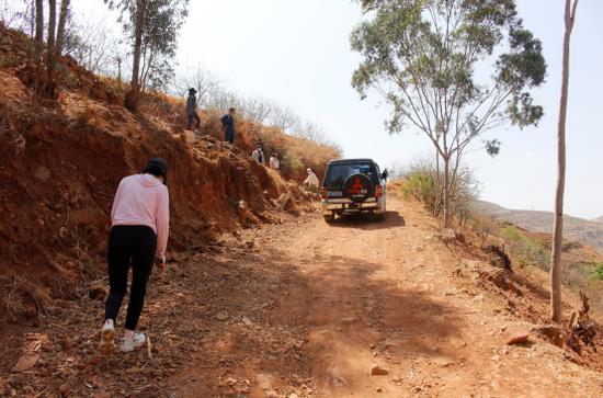 (图/调研团深入大山实地走访鲁地拉镇)