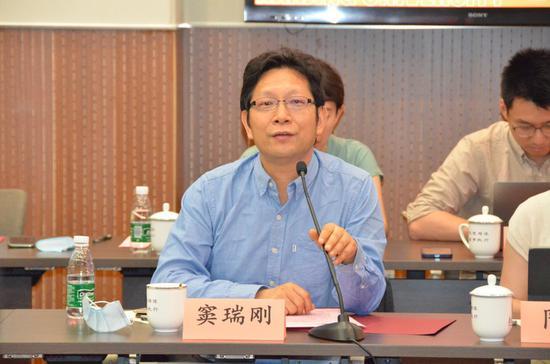 (腾讯基金会执行秘书长窦瑞刚致辞)