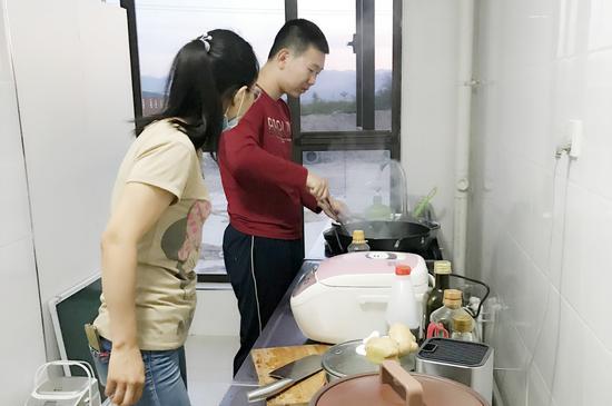 每天训练结束后,是石头最喜爱的做菜时间。图片由北京憨福儿基金会提供