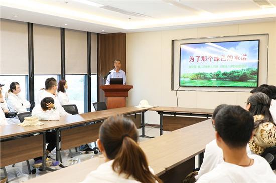 ▲第二代治沙人郭万刚为志愿者讲述八步沙沙漠治理和生态创收之路