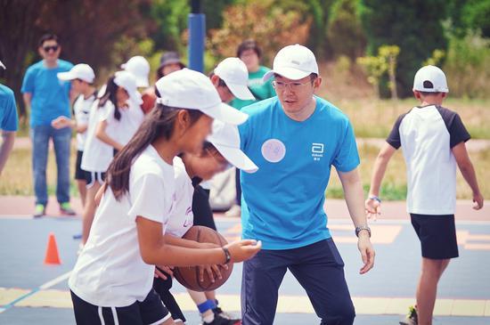 图:雅培员工志愿者在“趣味闯关运动会”中与孩子们共同享受运动乐趣