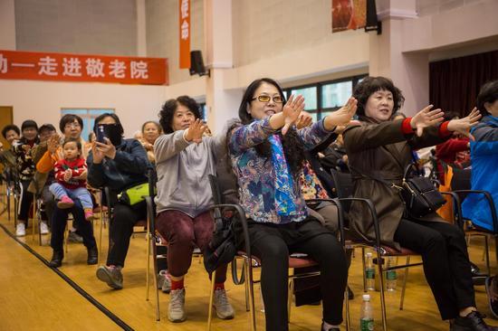 老人们在网红主播精彩表演的感染下自由互动