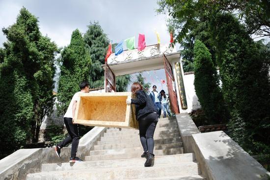 志愿者搭建雅居乐阳光童趣园