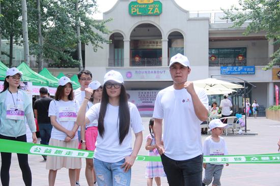图为众爱销售经理李传梅(左)与拍拍二手慈善商店平台负责人武登辉(右)出席活动