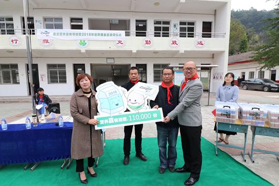 嘉吉中国副总裁马征(右一)与刘家场镇观音淌小学校长梁琼(左一)、刘家场镇中心学校校长刘卫东(左二)、松滋市教体局资助办公室科长裴卫华(右二)共同出席捐赠仪式